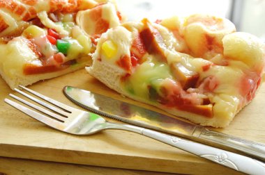 domuz sosis ekmek mayonez ve ahşap kesme blok üzerine tereyağı