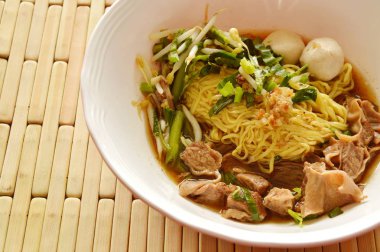 Çin şehriye kase üzerinde kahverengi çorbası kızarmış domuz tepesi yumurta