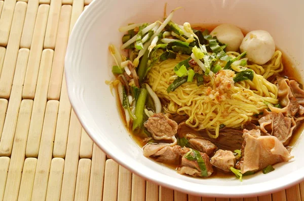 Macarrão de ovo chinês cobertura de porco cozido em sopa marrom na tigela — Fotografia de Stock