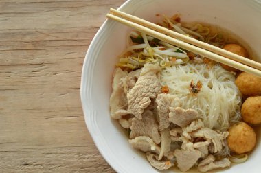 Tepesi karides topu ve dilim domuz çorbası haşlanmış pirinç şehriye ahşap çubuk tarafından yemek