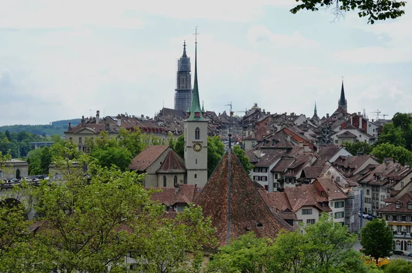 Uhrturm und Gebäude in der Hauptstadt der Schweiz — Stockfoto
