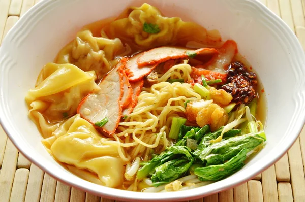 Κινεζική αυγό noodle Κορυφολόγημα φέτα χοιρινό μπάρμπεκιου και ζυμαρικών στη σούπα — Φωτογραφία Αρχείου