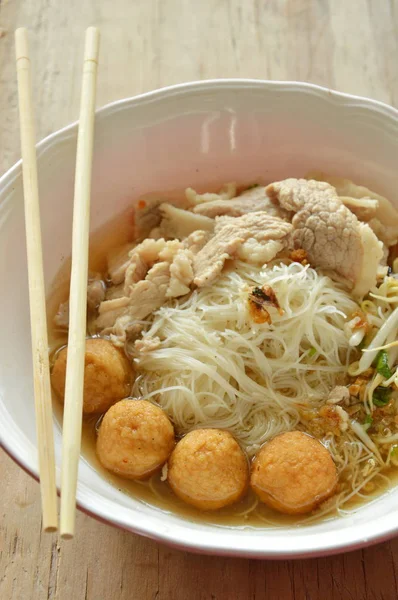 Rijst vermicelli topping garnalen bal en plakje gekookt varkensvlees in soep — Stockfoto