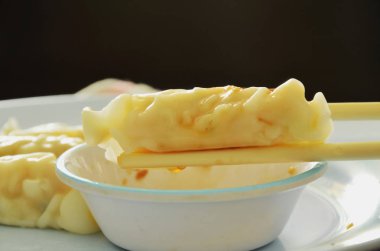  buharda pişmiş hamur tatlısı karışık ezdim domuz eti ve tavuk soya sosu yemek çubukları üzerinde daldırma dolması