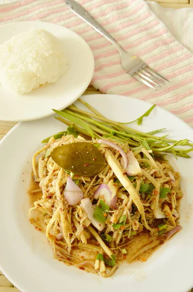 Pedas diiris bambu menembak salad di Thailand timur laut gaya makan dengan beras lengket — Stok Foto