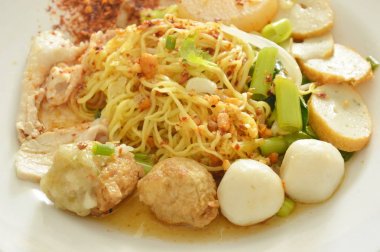  Baharatlı Çin sarı noodle ile dilim domuz eti tabağa haşlanmış balık ve karides topu tepesi kurutulmuş