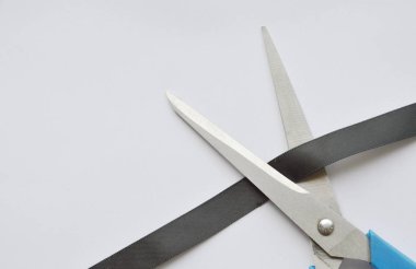  Beyaz arka plan üzerinde siyah kumaş şerit kesme makası bıçağı