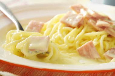  Spagetti carbonara dilim jambon domuz Tepesi üzerinde çatalı haddelenmiş