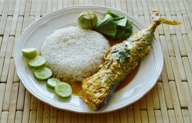 Baharatlı zerdeçal sos haşlanmış uskumru pirinç ve sebze ile çift yemek