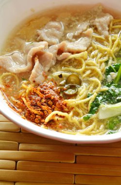 Çıtır çıtır kızarmış sarı noodle ile marine edilmiş domuz eti ve et suyu sosu Çince lahana