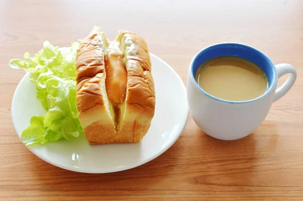 Salsiccia di maiale ripiena di pane dresing maionese e caffè — Foto Stock