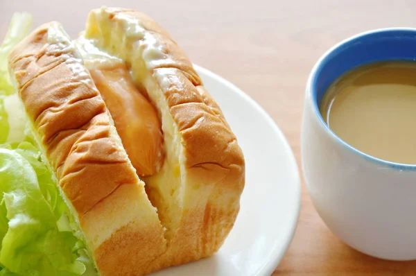 Brot gefüllte Schweinswurst Dressing Mayonnaise mit grünem Eichenholz und Kaffee — Stockfoto