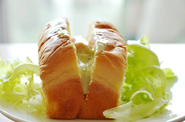 Brood gevuld varkensvlees worst dressing mayonaise met groene eiken op schotel — Stockfoto