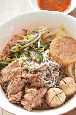 ince pirinç noodle domuz topu ve et kahverengi çorbası ile