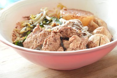 pirinç ince erişte et Tepesi ve kahverengi çorbası domuz topu