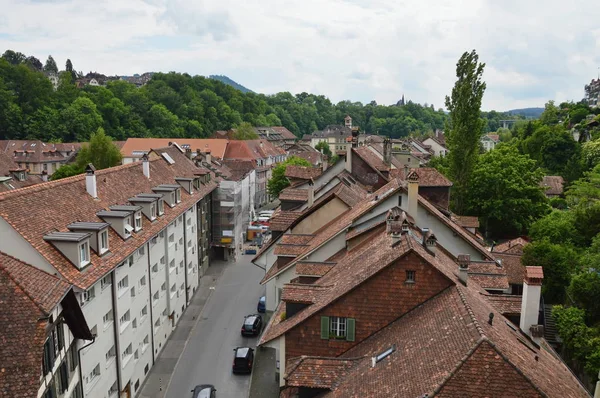 Landschaftspflege und Straße in der Hauptstadt der Schweiz — Stockfoto