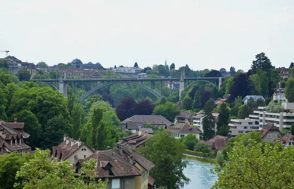 Rhein und Gebäude in der Hauptstadt der Schweiz — Stockfoto