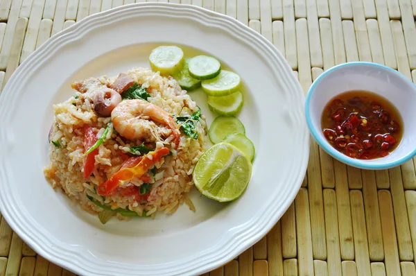 Nasi goreng campur makanan laut dan daging babi dengan saus ikan cabai — Stok Foto