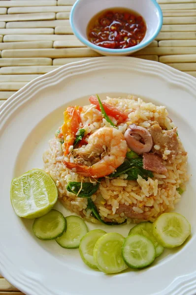 Kızarmış pirinç karışık biber balık sosu ile deniz ürünleri ve domuz eti