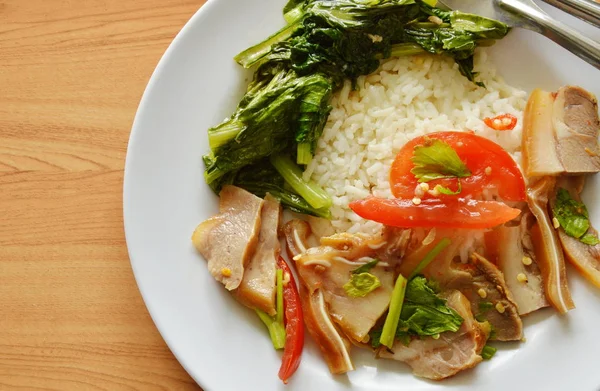 Salad telinga babi pedas dan aduk kubis goreng Cina pada nasi — Stok Foto
