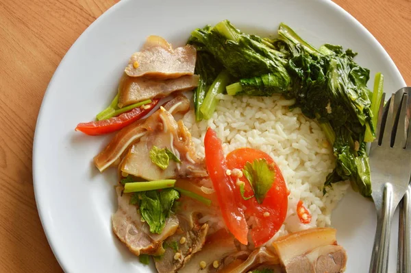 Pittige varken oor salade en roer gebakken Chinese kool op rijst — Stockfoto