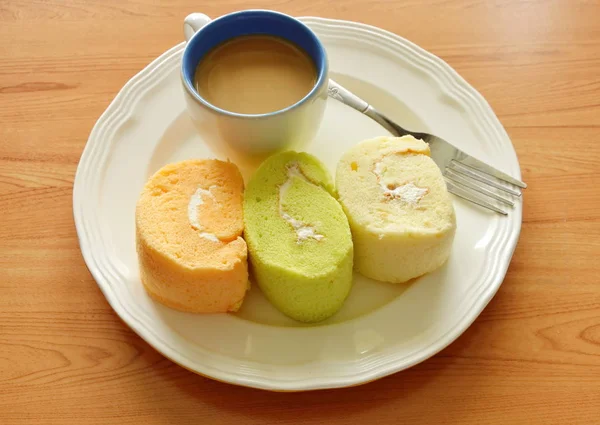 Rozmanité dort roll a kávy šálek s vidličkou v misce — Stock fotografie