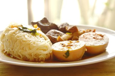 ince pirinç noodle ile domuz eti iç organlar ve plaka üzerinde yumurta tepesi tofu