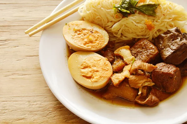 Dunne rijst noedels met varkensvlees ingewanden en tofu topping ei op plaat — Stockfoto