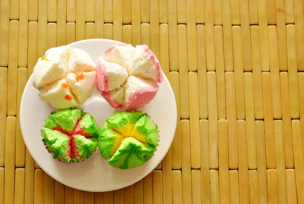 Surtido de cupcake de algodón colorido en papel en el plato — Foto de Stock
