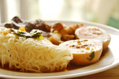 ince pirinç noodle domuz iç organlar ve tofu yemek yumurta tepesi ile