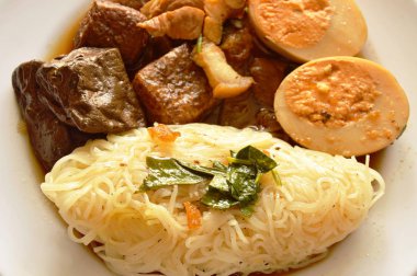 ince pirinç noodle domuz iç organlar ve tofu yemek yumurta tepesi ile