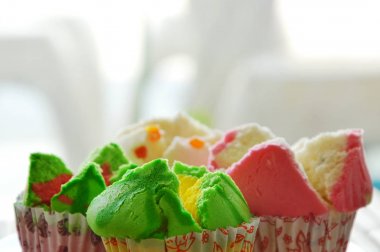 Kağıt tabakta içinde çeşitli renkli pamuk kek