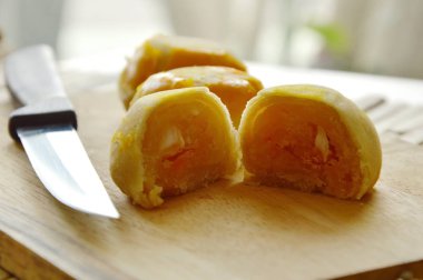 Çin böreği püresi bakla ve tuzlu yumurta sarısı ahşap kesme blok dolu