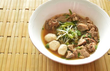 kase üzerinde kahverengi çorbası kızarmış domuz eti ve fasulye Filiz