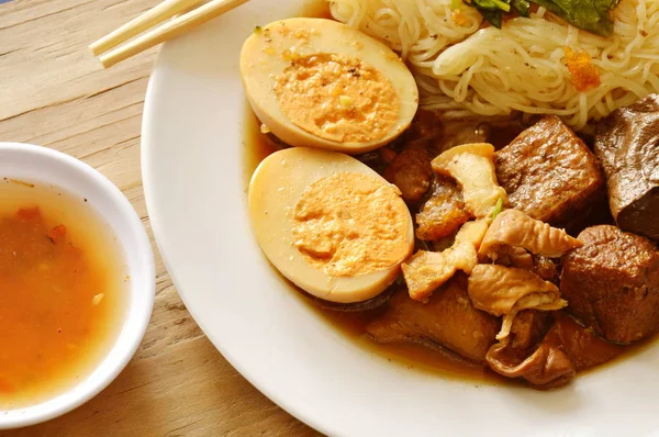 Dunne rijst noedels met varkensvlees ingewanden en tofu topping ei op plaat — Stockfoto