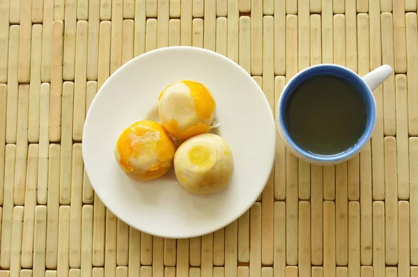 Bolo chinês recheado purê de feijão e gema de ovo salgado com xícara de chá — Fotografia de Stock