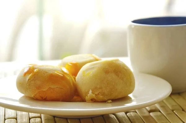 Tort chinezesc umplut fasole piure și gălbenuș de ou sărat cu ceașcă de ceai — Fotografie, imagine de stoc