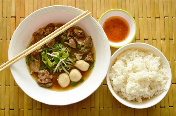 Geschmorter Schweineeintopf und würzige Chilisoße essen Paar mit Reis — Stockfoto