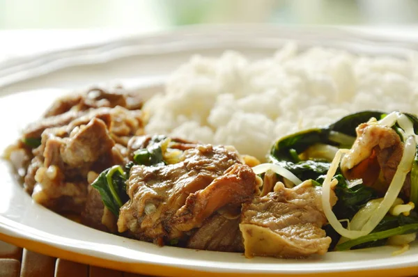 Geschmortes Schweinefleisch und Sojasprossen-Eintopf essen Paar mit Reis — Stockfoto