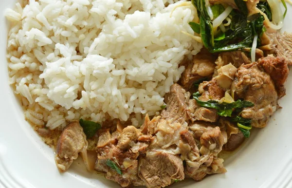 Carne de porco refogada e guisado de broto de feijão comem casal com arroz — Fotografia de Stock