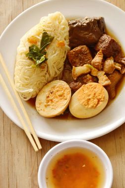 ince pirinç noodle ile domuz eti iç organlar ve plaka üzerinde yumurta tepesi tofu