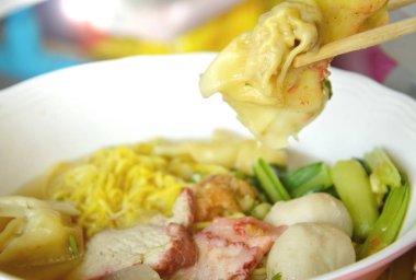 ahşap çubuk içinde domuz böreği malzeme çekme