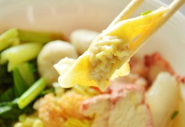 ahşap çubuk içinde domuz böreği malzeme çekme