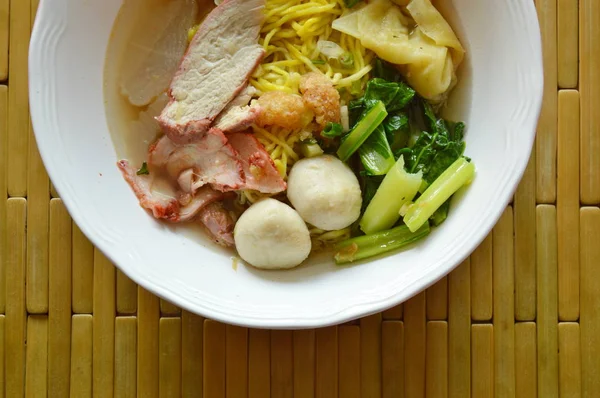 Chinese Eier noodle topping vis bal en dumpling met segment barbecue varkensvlees in soep — Stockfoto