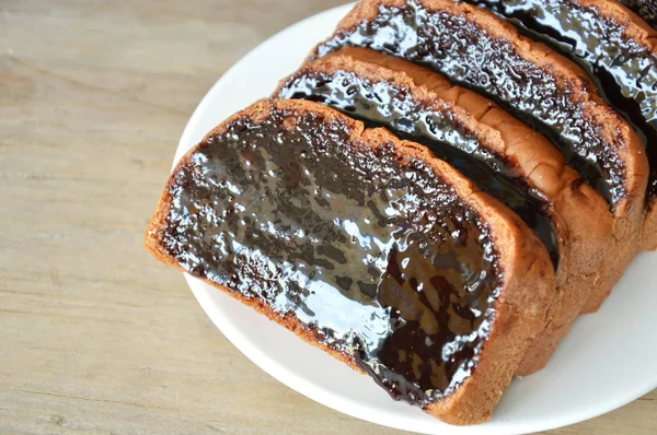 Bröd slice dressing krämig chokladsås på tallrik — Stockfoto