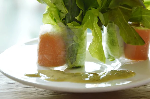 Salsiccia di maiale impacchettato pasta di farina con verdure e salsa — Foto Stock