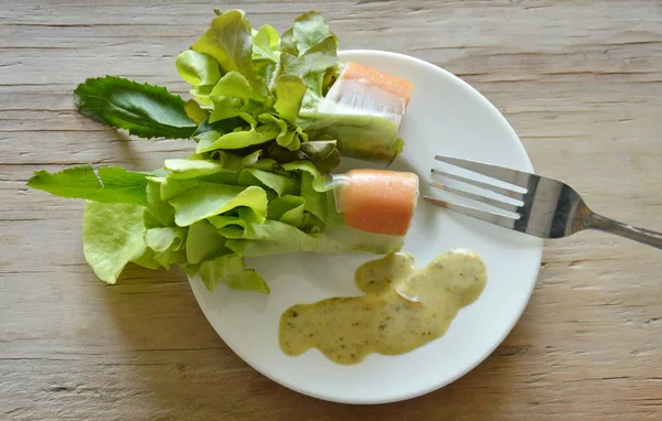 Χοιρινό λουκάνικο τυλιγμένο αλεύρι πάστα με λαχανικά και σάλτσα — Φωτογραφία Αρχείου