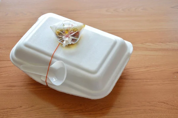 プラスチック スプーンとチリソース魚発泡ボックスに梱包準備ができて食事 — ストック写真