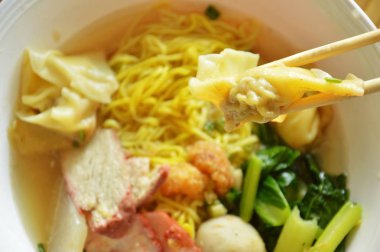 domuz eti ton malzeme çekme ahşap çubuk içinde kase üzerinde kazandı.