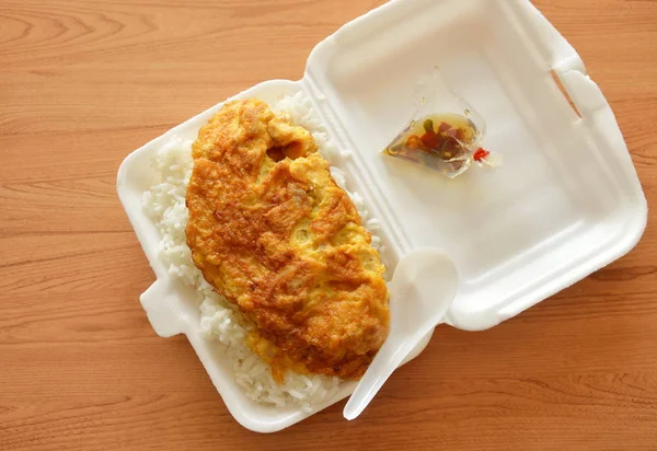 Яєчний омлет на упаковці рису в білій піни коробці — стокове фото